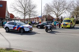 Botsing tussen twee auto’s op kruispunt in Hilversum