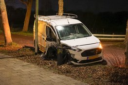 Bedrijfsbusje total loss na eenzijdig ongeval