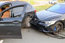 Botsing tussen twee auto’s in Naarden, geen gewonden