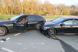 Botsing tussen twee auto’s in Naarden, geen gewonden