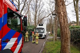 Vrachtwagen botst tegen gevaarlijke hangende boom in Blaricum