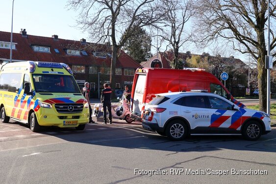 Man op snorfiets aangereden door busje in Hilversum