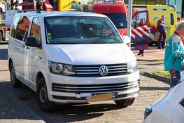 Man op snorfiets aangereden door busje in Hilversum