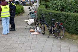 Fietsster tijdens verkeersexamen aangereden, auto rijdt door.