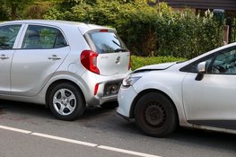 Vrouw gewond na botsing tussen twee auto’s in Laren