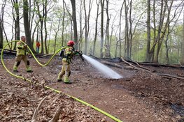 Brandweer blust brand in bos bij Hilversum