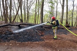 Brandweer blust brand in bos bij Hilversum