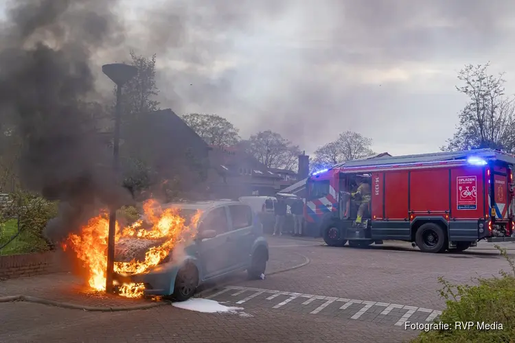 Hoge vlammen bij autobrand in Huizen
