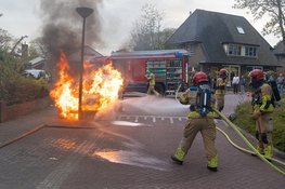 Hoge vlammen bij autobrand in Huizen
