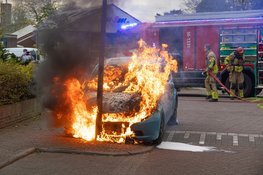Hoge vlammen bij autobrand in Huizen
