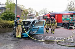 Hoge vlammen bij autobrand in Huizen
