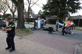 Auto belandt op zijkant na botsing tegen boom