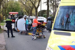 Auto belandt op zijkant na botsing tegen boom