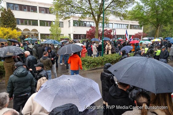 ME aanwezig bij demonstratie tegen AZC in Loosdrecht