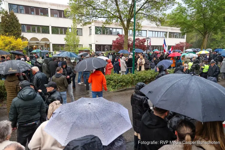 ME aanwezig bij demonstratie tegen AZC in Loosdrecht