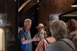 Eerste editie Kaaskrant uitgereikt aan wethouder Jan Hoekzema
