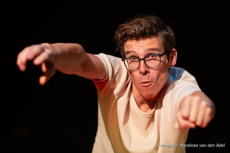 Cabaretier Remy Evers flipt de burenruzie om tot cabaretkunst