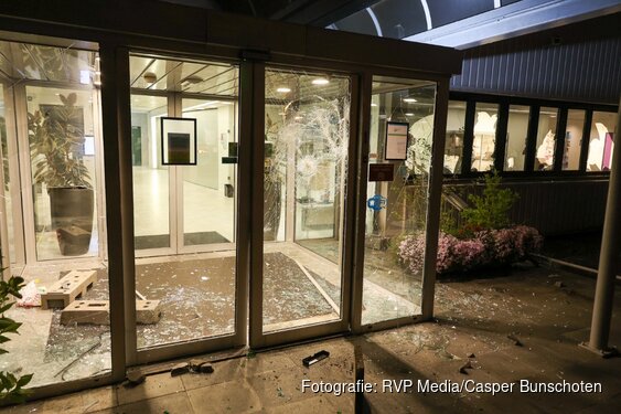 Ramen en deuren vernield van Gemeentehuis Loosdrecht waar eerder demonstraties plaatsvonden tegen AZC