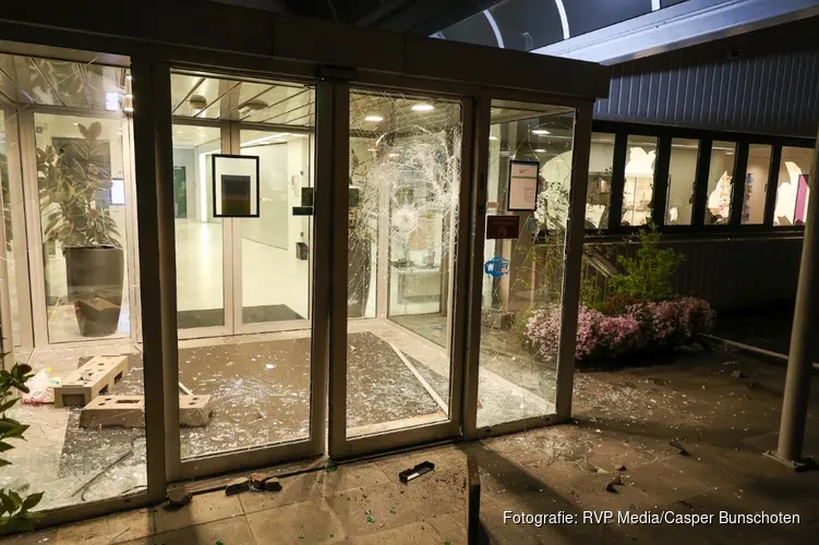 Ramen en deuren vernield van Gemeentehuis Loosdrecht waar eerder demonstraties plaatsvonden tegen AZC