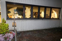 Ramen en deuren vernield van Gemeentehuis Loosdrecht waar eerder demonstraties plaatsvonden tegen AZC