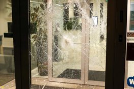 Ramen en deuren vernield van Gemeentehuis Loosdrecht waar eerder demonstraties plaatsvonden tegen AZC