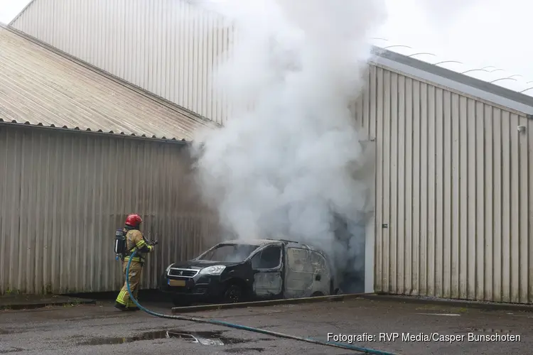 Aggregaat achterin busje in de brand in Blaricum