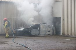 Aggregaat achterin busje in de brand in Blaricum