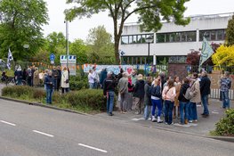 Voorstanders demonstreren bij gemeentehuis Loosdrecht en vertrekken na gooien van ei door andere demonstranten