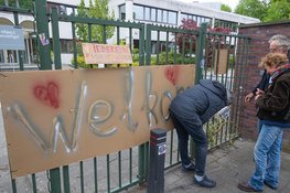 Voorstanders demonstreren bij gemeentehuis Loosdrecht en vertrekken na gooien van ei door andere demonstranten