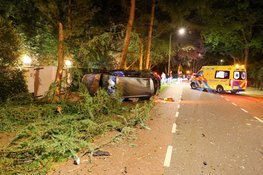 Auto op zijn kant bij eenzijdig ongeval, bestuurder gewond