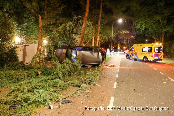 Auto op zijn kant bij eenzijdig ongeval, bestuurder gewond