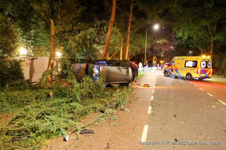 Auto op zijn kant bij eenzijdig ongeval, bestuurder gewond