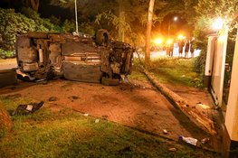 Auto op zijn kant bij eenzijdig ongeval, bestuurder gewond