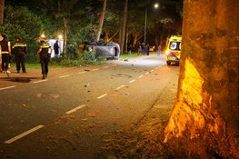 Auto op zijn kant bij eenzijdig ongeval, bestuurder gewond