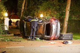 Auto op zijn kant bij eenzijdig ongeval, bestuurder gewond