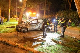 Auto op zijn kant bij eenzijdig ongeval, bestuurder gewond