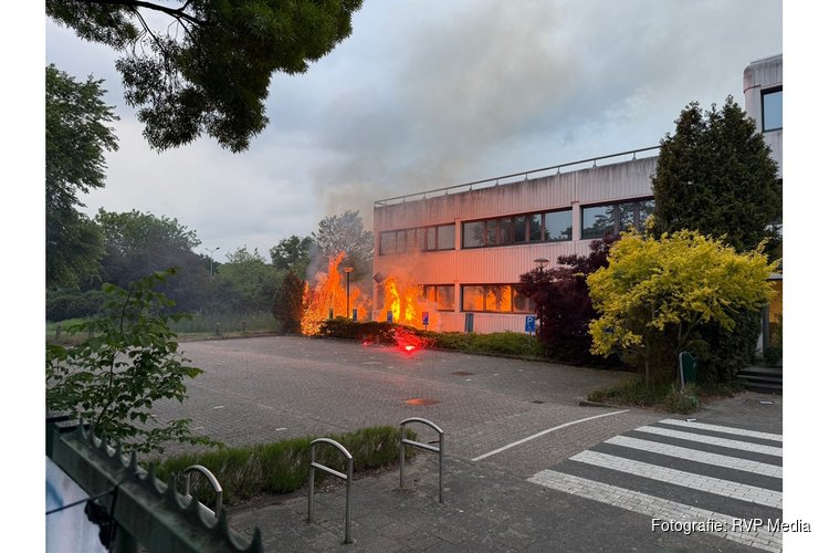 Demonstranten veroorzaken brand bij gemeentehuis / tijdelijk AZC in Loosdrecht