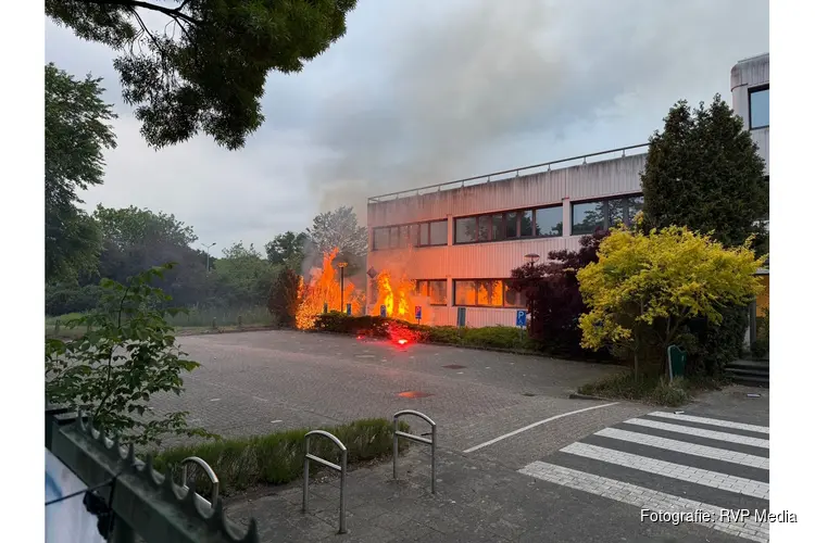 Demonstranten veroorzaken brand bij gemeentehuis / tijdelijk AZC in Loosdrecht