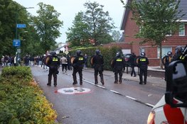 Demonstranten veroorzaken brand bij gemeentehuis / tijdelijk AZC in Loosdrecht