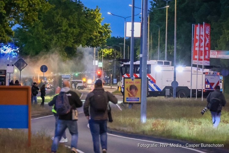 Aanhoudingen en waterkanon ingezet bij demonstratie Loosdrecht