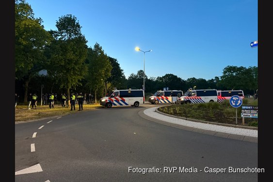Vier aanhoudingen bij demonstratie in Loosdrecht, persfotograaf geraakt door wapenstok