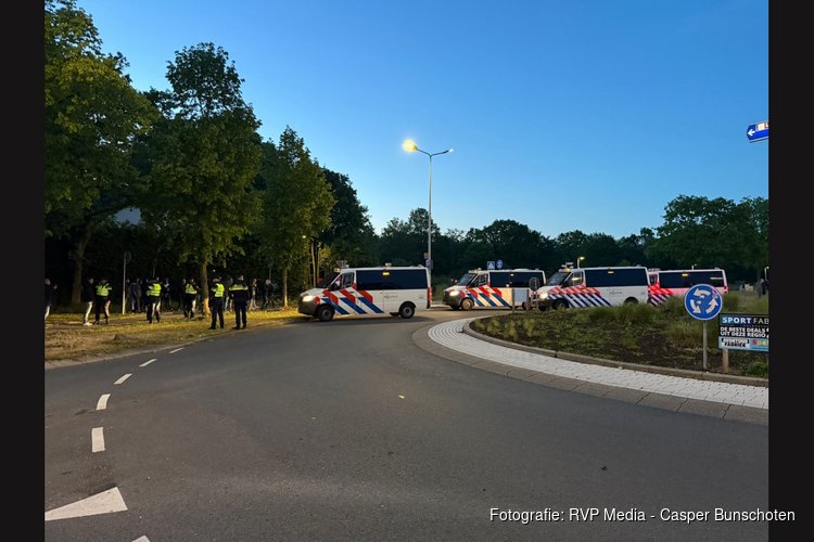 Vier aanhoudingen bij demonstratie in Loosdrecht, persfotograaf geraakt door wapenstok