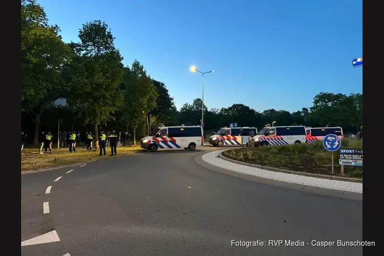 Vier aanhoudingen bij demonstratie in Loosdrecht, persfotograaf geraakt door wapenstok