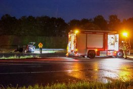 Snelweg dicht na eenzijdig ongeval, automobilist bevrijdt door brandweer