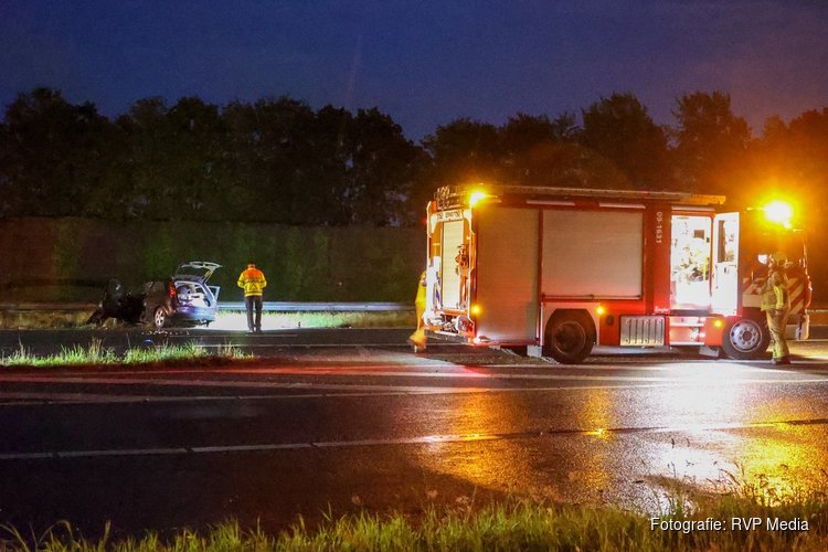 Snelweg dicht na eenzijdig ongeval, automobilist bevrijdt door brandweer