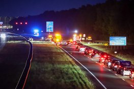 Snelweg dicht na eenzijdig ongeval, automobilist bevrijdt door brandweer