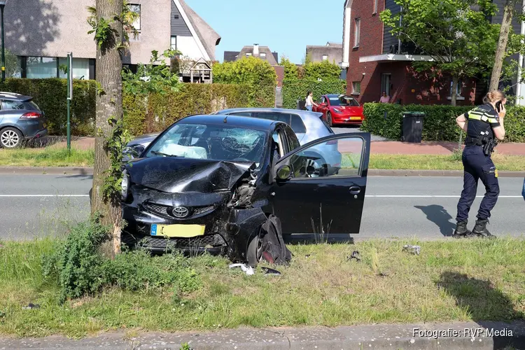 Automobilist valt in slaap en rijdt tegen boom in Blaricum