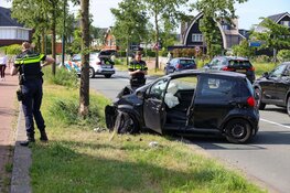 Automobilist valt in slaap en rijdt tegen boom in Blaricum