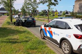 Automobilist valt in slaap en rijdt tegen boom in Blaricum