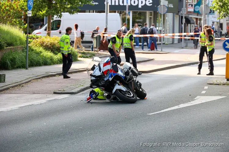 Fietser gewond na aanrijding met politiemotor in Hilversum
